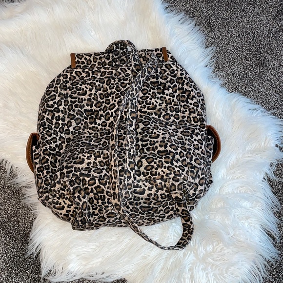 NWOT leopard magnetic close snap backpack with 3 outside pockets. - Picture 5 of 5